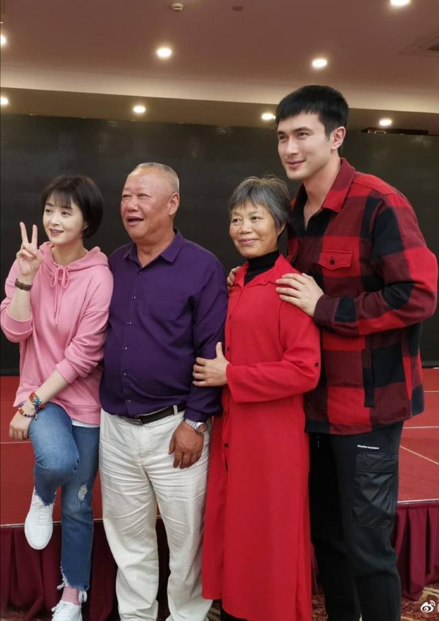 蒋欣饰演的熊顿(向阳)和高伟光饰演的林知衡医生,也与熊顿父母亲切