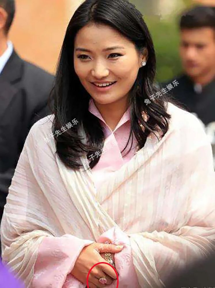 不丹王后10月首次出公务换下无名指粉宝石婚戒对国王心灰意冷