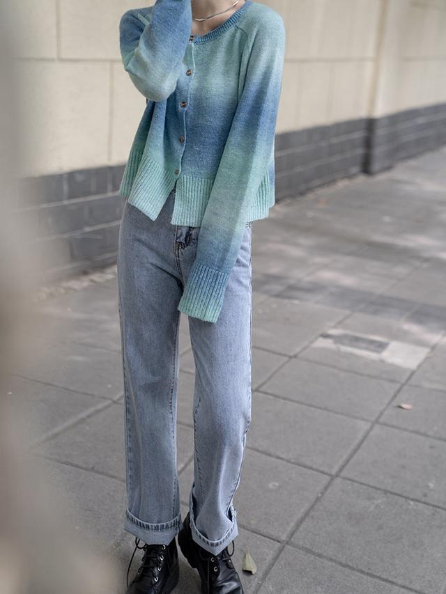 浅蓝色针织开衫 牛仔裤=2020秋季最时髦显白的穿搭!