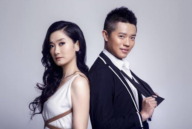 凤凰传奇|凤凰传奇商演遇冷场！卖力演唱却无人互动，同台各站一边似陌生人