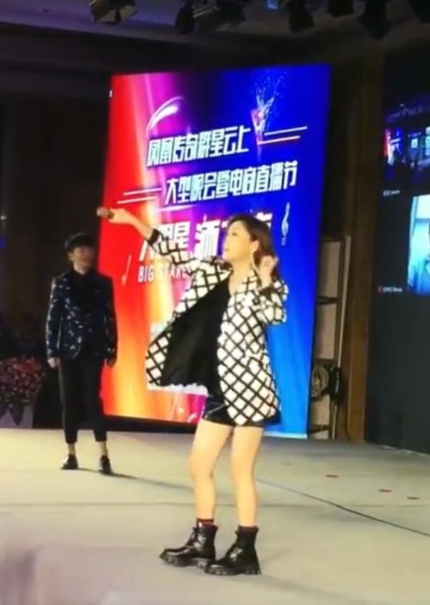 凤凰传奇|凤凰传奇商演遇冷场！卖力演唱却无人互动，同台各站一边似陌生人