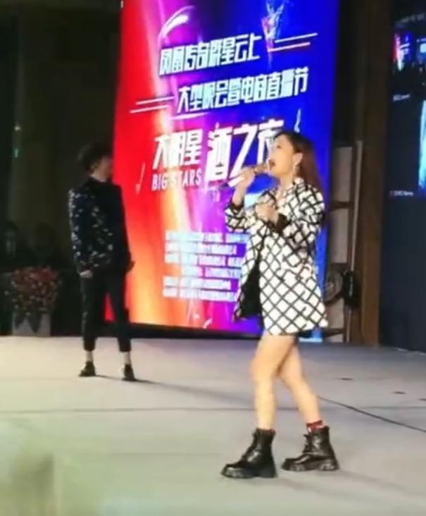 凤凰传奇|凤凰传奇商演遇冷场！卖力演唱却无人互动，同台各站一边似陌生人