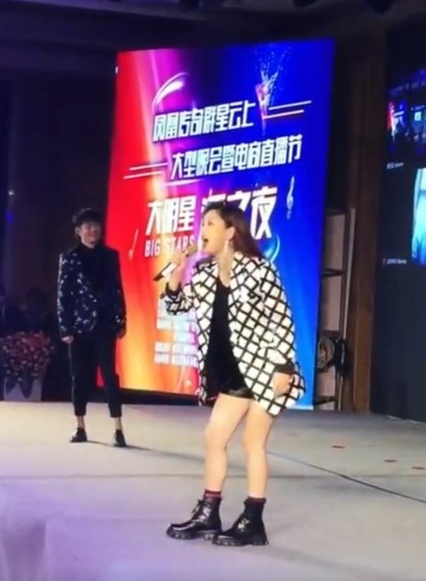 凤凰传奇|凤凰传奇商演遇冷场！卖力演唱却无人互动，同台各站一边似陌生人