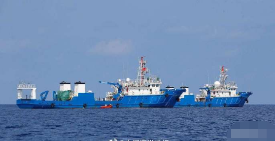 菲律宾武装渔船杀气腾腾迎面驶来大国渔船日感慨差距悬殊