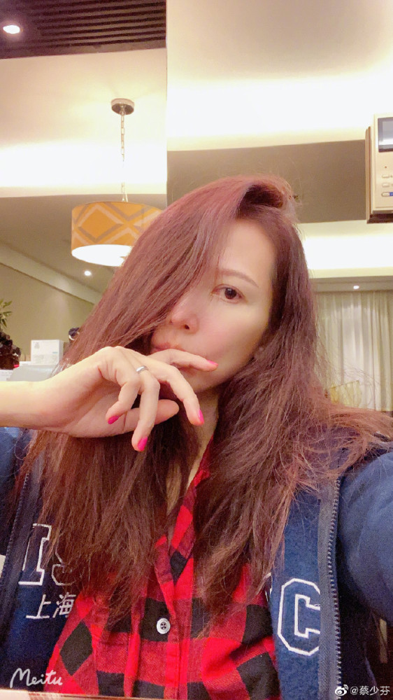 蔡少芬|蔡少芬深夜晒蜜汁自拍角度，47岁素颜状态好，素圈戒指实力抢镜