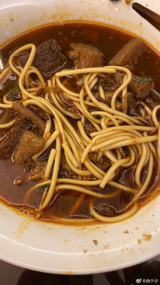 蔡少芬|蔡少芬深夜晒蜜汁自拍角度，47岁素颜状态好，素圈戒指实力抢镜