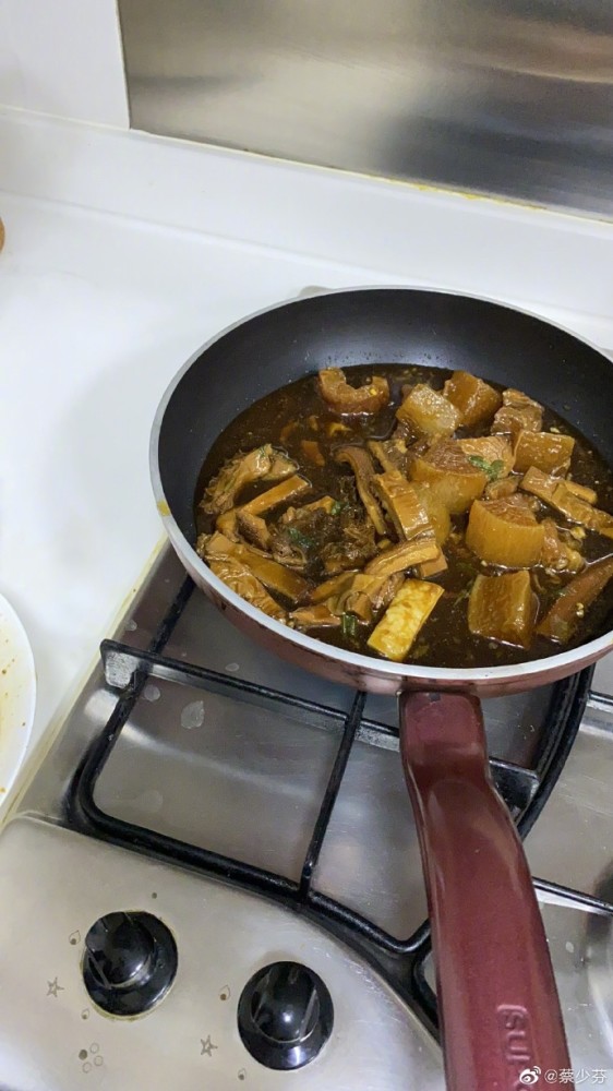 蔡少芬|蔡少芬深夜晒蜜汁自拍角度，47岁素颜状态好，素圈戒指实力抢镜