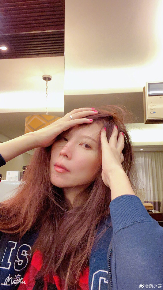 蔡少芬|蔡少芬深夜晒蜜汁自拍角度，47岁素颜状态好，素圈戒指实力抢镜