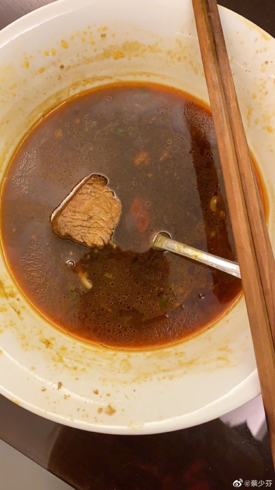 蔡少芬|蔡少芬深夜晒蜜汁自拍角度，47岁素颜状态好，素圈戒指实力抢镜