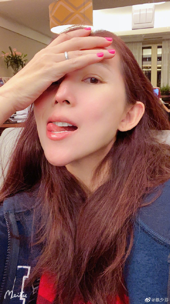 蔡少芬|蔡少芬深夜晒蜜汁自拍角度，47岁素颜状态好，素圈戒指实力抢镜