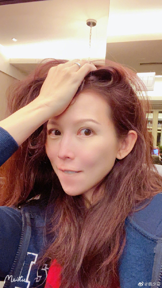 蔡少芬|蔡少芬深夜晒蜜汁自拍角度，47岁素颜状态好，素圈戒指实力抢镜