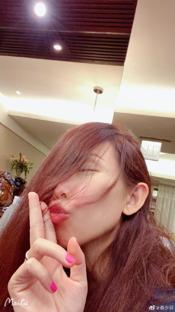 蔡少芬|蔡少芬深夜晒蜜汁自拍角度，47岁素颜状态好，素圈戒指实力抢镜