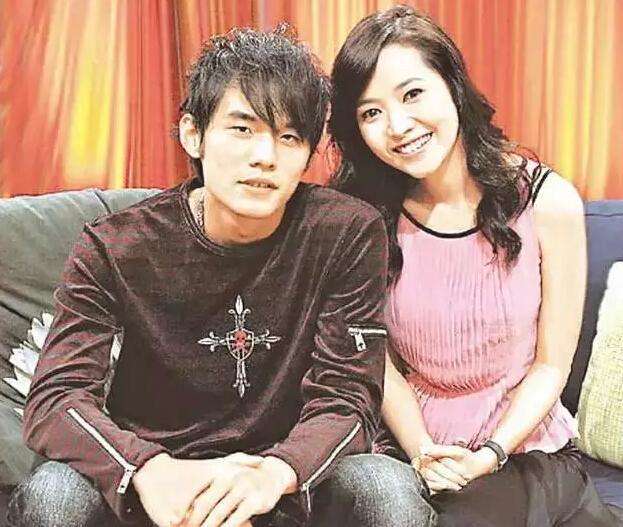 侯佩岑|侯佩岑回应与昆凌撞图后，再点赞维护昆凌言论，昆凌晒美图疑故意挑衅