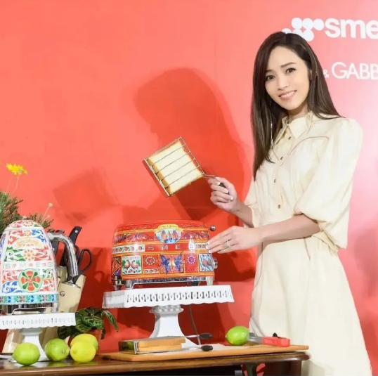 侯佩岑|侯佩岑回应与昆凌撞图后，再点赞维护昆凌言论，昆凌晒美图疑故意挑衅