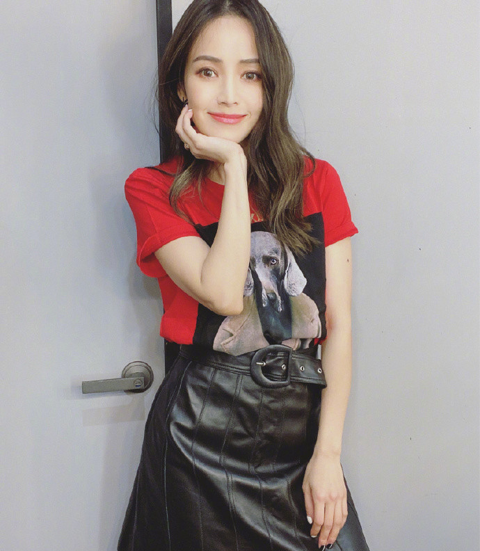 侯佩岑|侯佩岑回应与昆凌撞图后，再点赞维护昆凌言论，昆凌晒美图疑故意挑衅