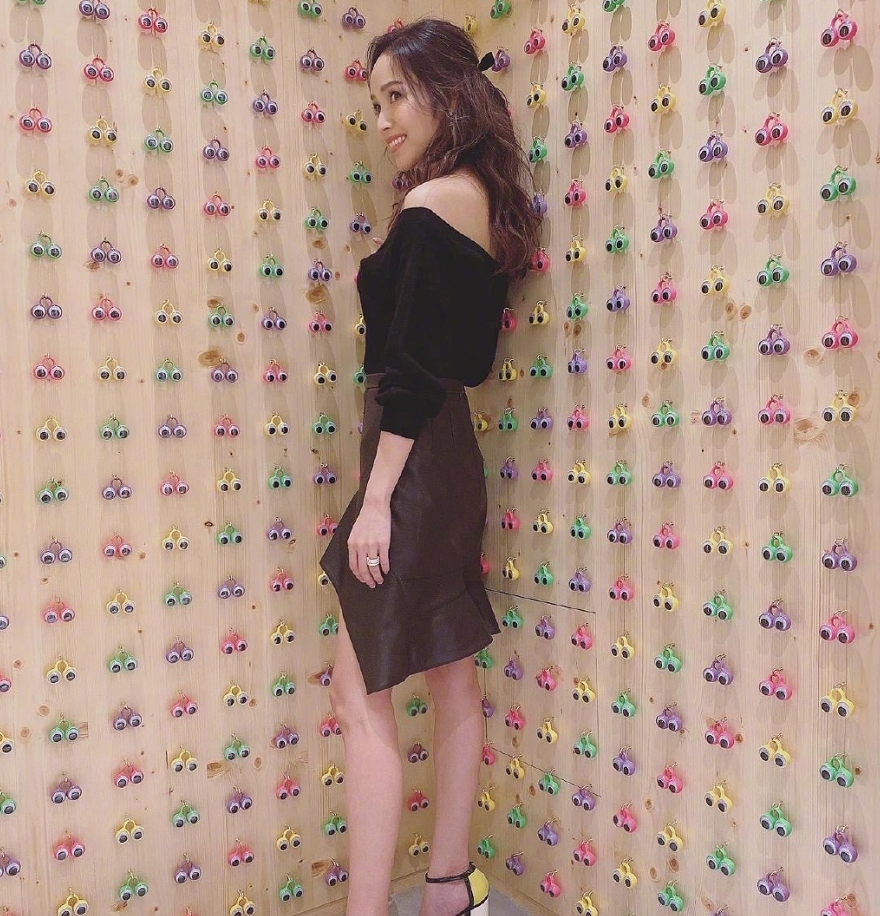 昆凌|昆凌更新表情疑暗示侯佩岑闭嘴，周杰伦力挺娇妻，侯佩岑再做回应