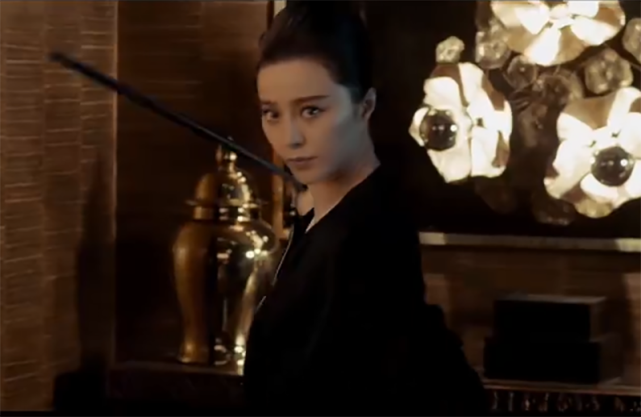 范冰冰|范冰冰高调宣布复出后现身美容院，打扮朴实接地气，与友热聊心情佳