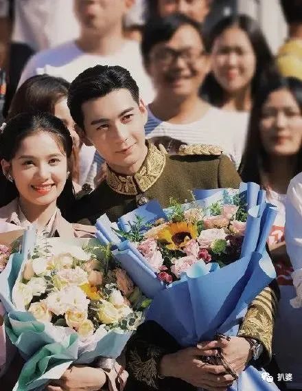 粉丝|一年之内，他的粉丝塌了两回房……