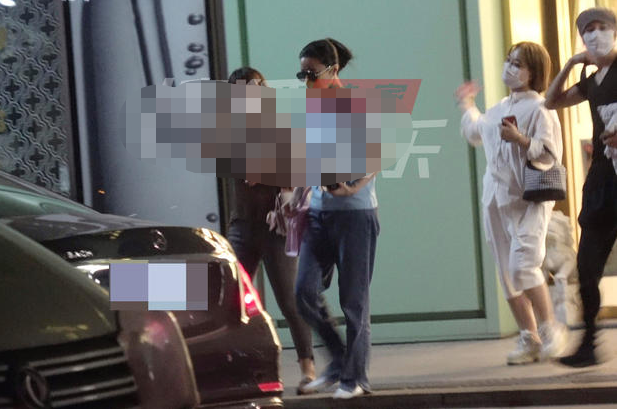 范冰冰|范冰冰高调宣布复出后现身美容院，打扮朴实接地气，与友热聊心情佳