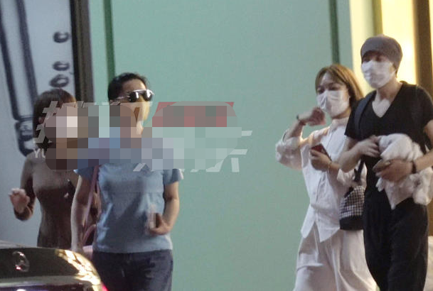 范冰冰|范冰冰高调宣布复出后现身美容院，打扮朴实接地气，与友热聊心情佳