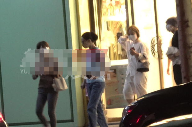 范冰冰|范冰冰高调宣布复出后现身美容院，打扮朴实接地气，与友热聊心情佳