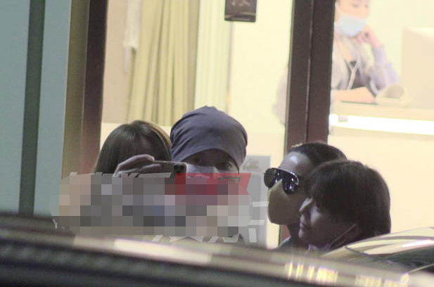 范冰冰|范冰冰高调宣布复出后现身美容院，打扮朴实接地气，与友热聊心情佳