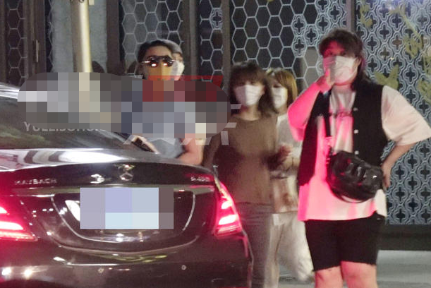 范冰冰|范冰冰高调宣布复出后现身美容院，打扮朴实接地气，与友热聊心情佳