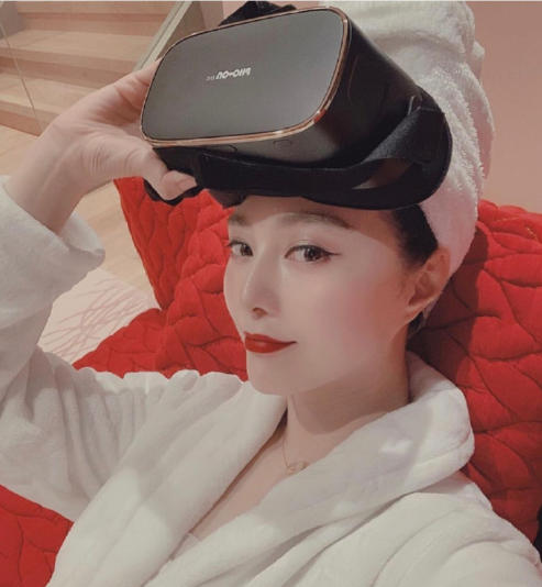 范冰冰|范冰冰高调宣布复出后现身美容院，打扮朴实接地气，与友热聊心情佳