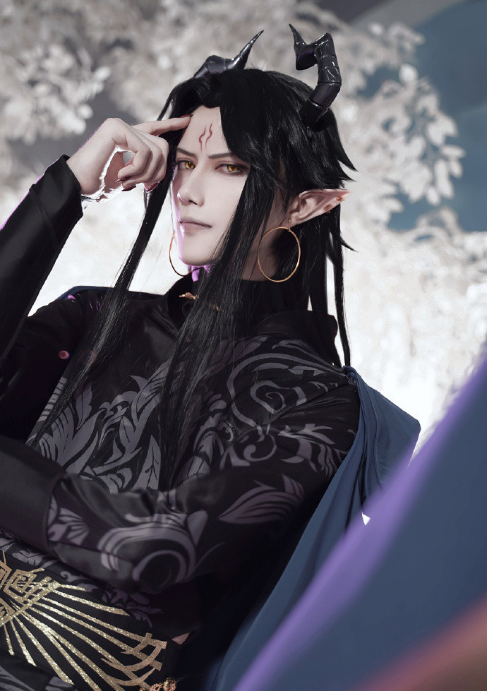 男装大佬cos夜漓,看到一旁的魔尊,漫迷:神仙搭档