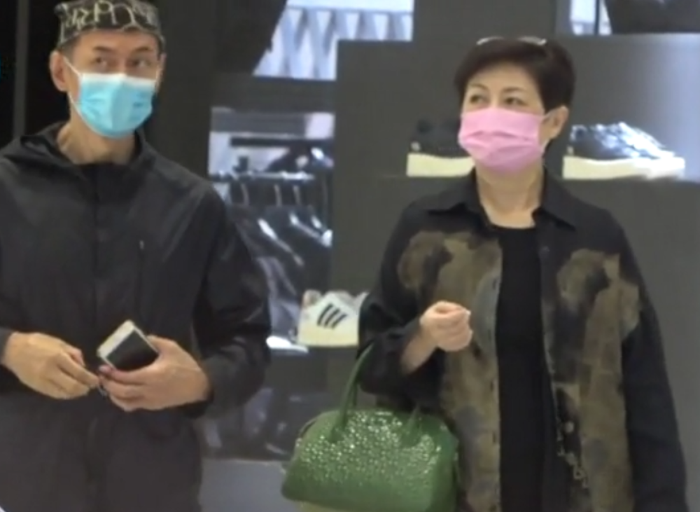 麦洁文|58岁江华与66岁妻子罕见现身秀恩爱，相差8岁姐弟恋相爱30年