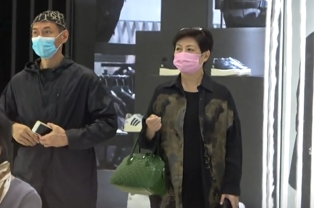 麦洁文|58岁江华与66岁妻子罕见现身秀恩爱，相差8岁姐弟恋相爱30年