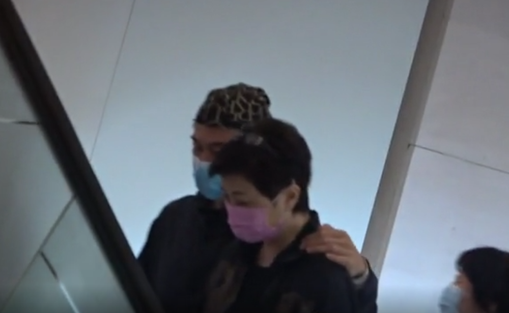 麦洁文|58岁江华与66岁妻子罕见现身秀恩爱，相差8岁姐弟恋相爱30年