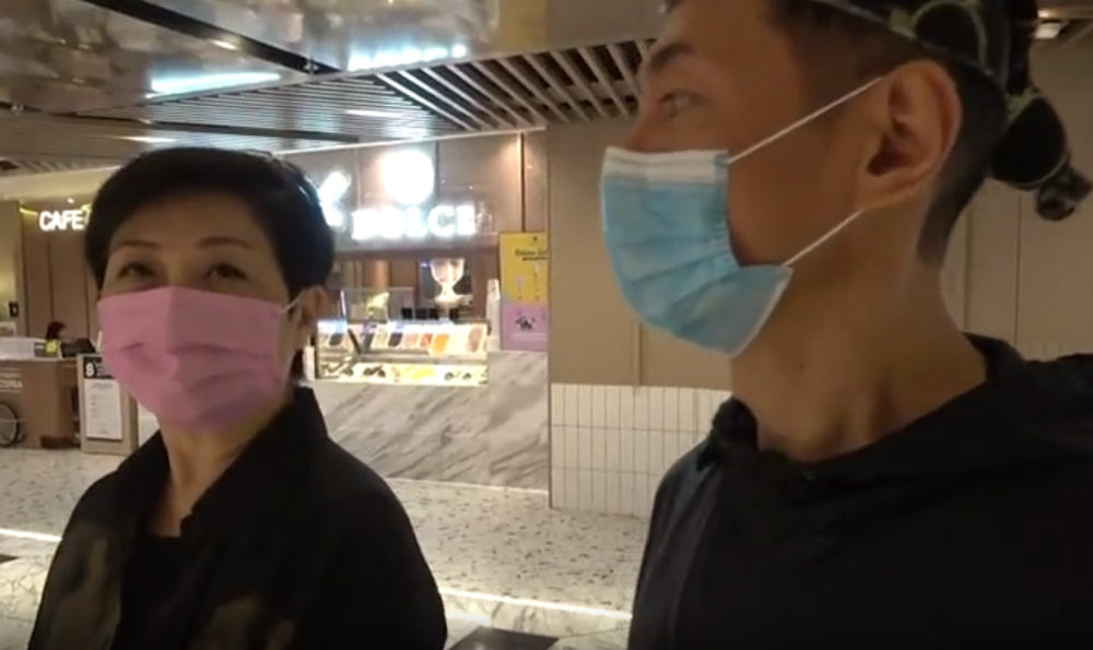 麦洁文|58岁江华与66岁妻子罕见现身秀恩爱，相差8岁姐弟恋相爱30年