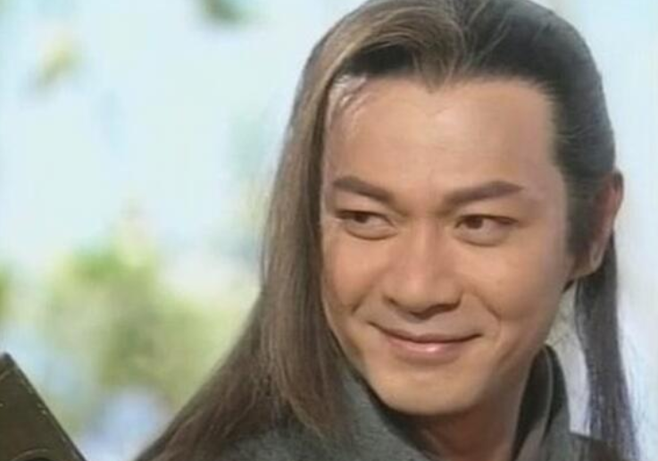 麦洁文|58岁江华与66岁妻子罕见现身秀恩爱，相差8岁姐弟恋相爱30年