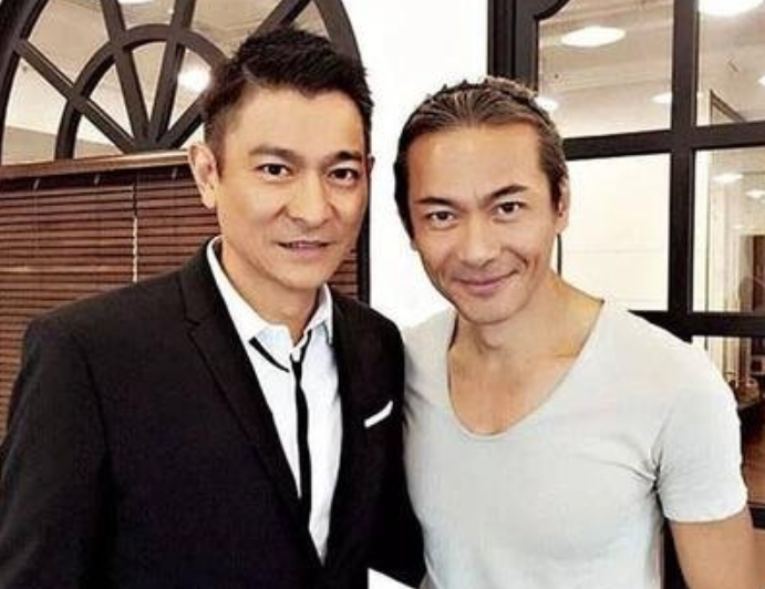 麦洁文|58岁江华与66岁妻子罕见现身秀恩爱，相差8岁姐弟恋相爱30年