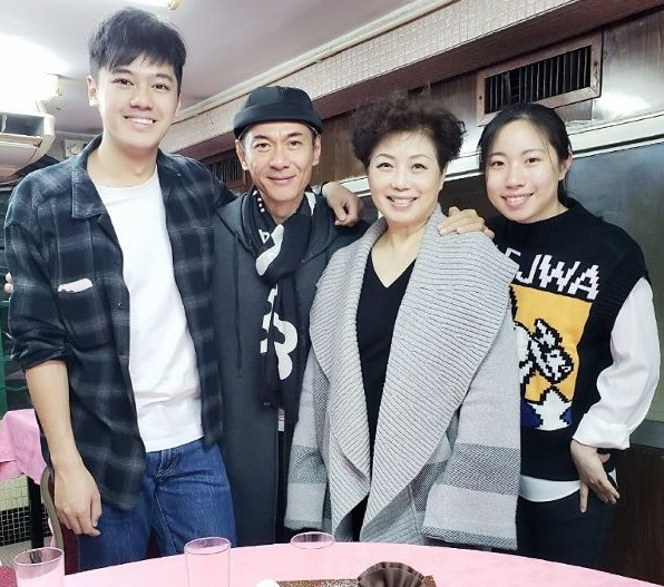 麦洁文|58岁江华与66岁妻子罕见现身秀恩爱，相差8岁姐弟恋相爱30年