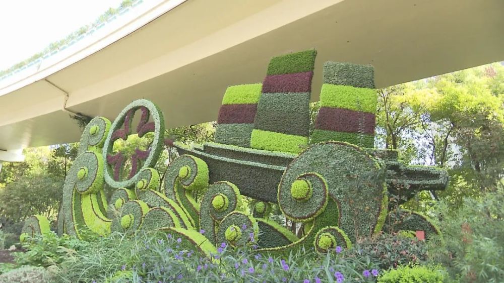 近期,绿化养护人员已为延安西路虹井路路口的绿雕园安装了自动喷淋