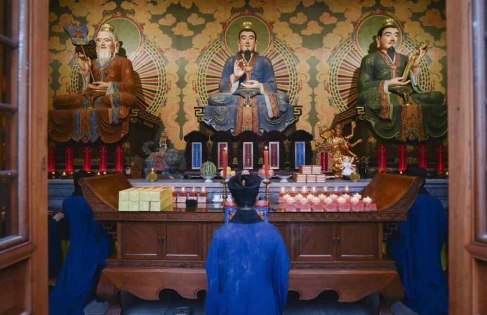 去到各地道观,总是能看到有香客正在虔诚焚香朝拜,值殿的道人常常把