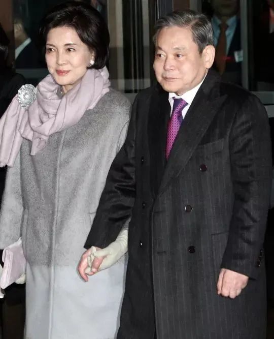 李富真|真正的白富美在干嘛？跟亲兄弟抢家产