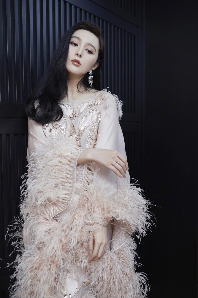 走出逃税风波,范冰冰高调亮相华鼎奖,一袭黑色开叉长裙明艳动人