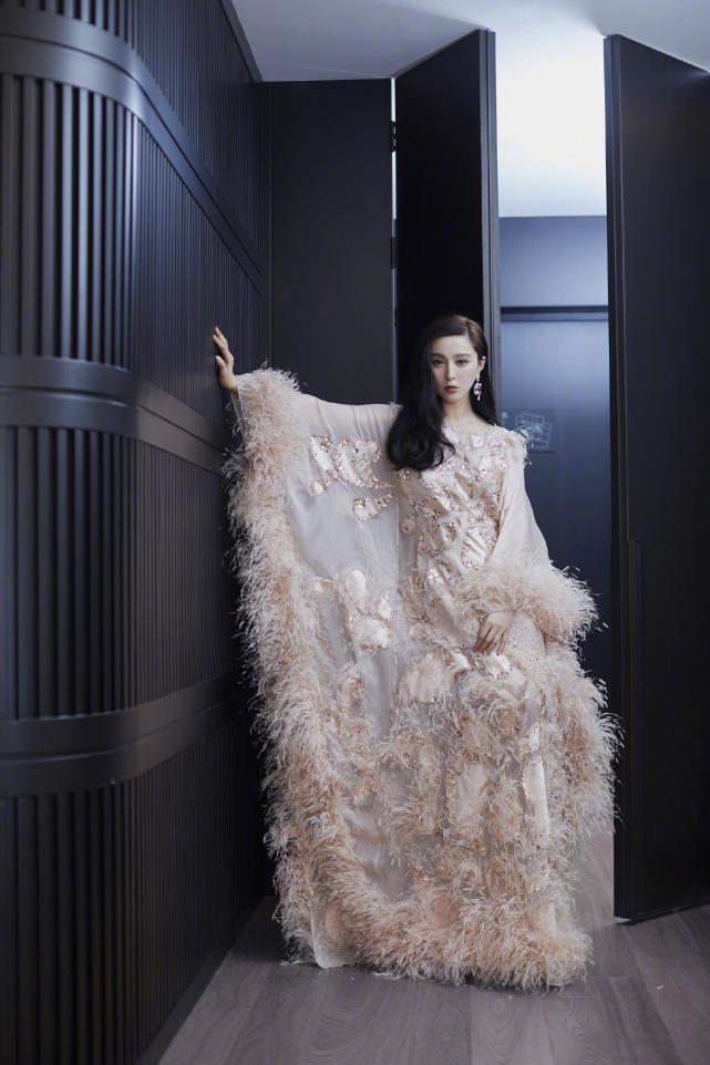 走出逃税风波,范冰冰高调亮相华鼎奖,一袭黑色开叉长裙明艳动人