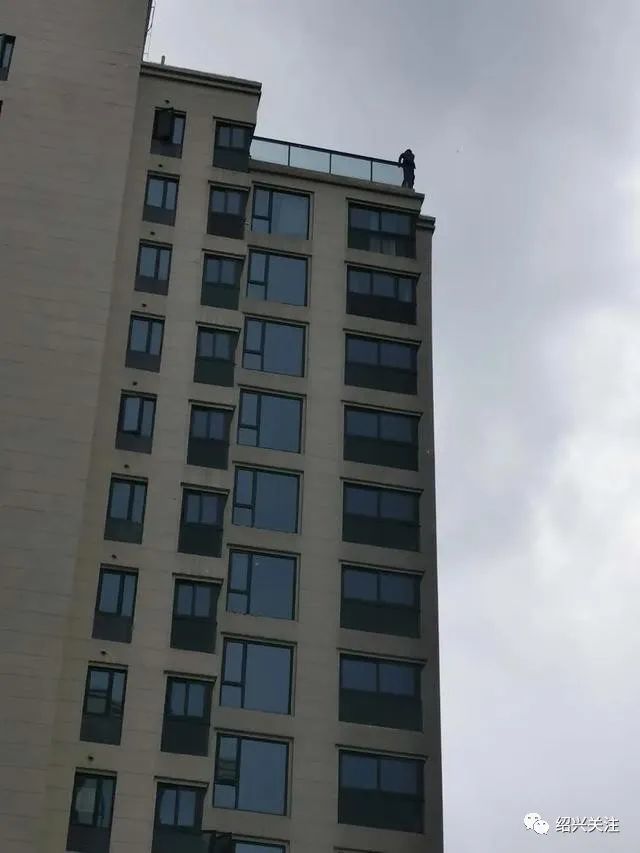 绍兴世贸天樾小区,一男子在楼顶喊着要往下跳!警方公布内情!_腾讯新闻