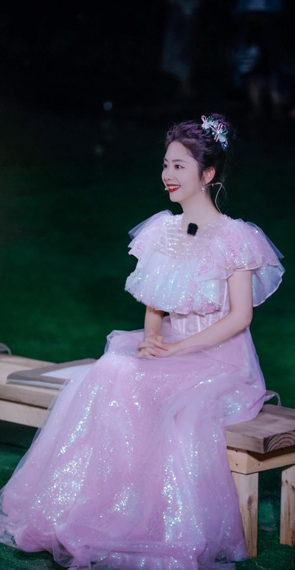谭松韵都30岁了?将玻璃糖纸穿在身上,现实版迪士尼在逃公主!