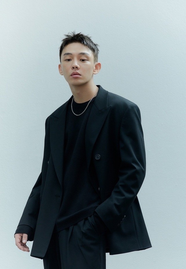 刘亚仁又来教你做事了黑白单品也能穿出大佬范实属罕见