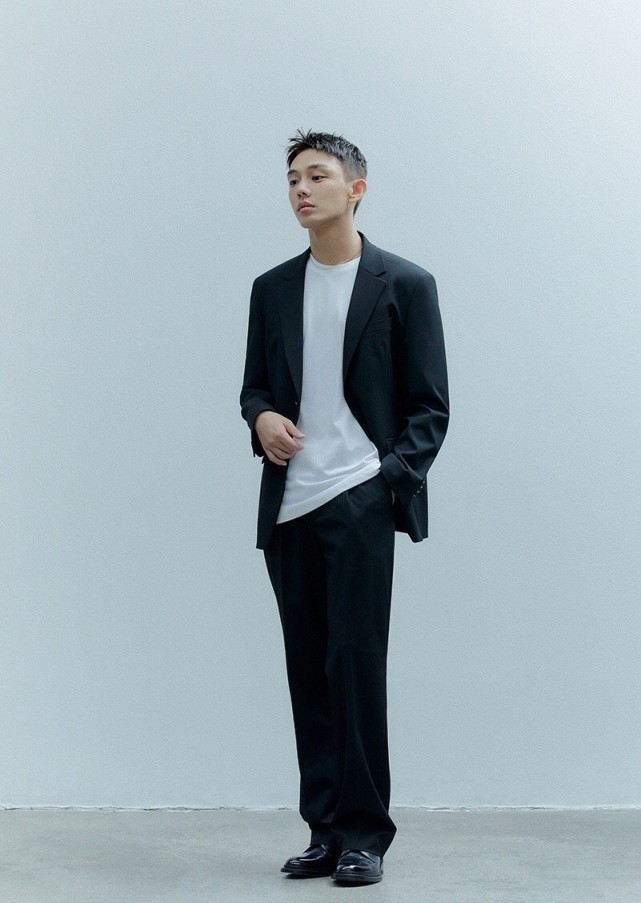 刘亚仁又来教你做事了黑白单品也能穿出大佬范实属罕见