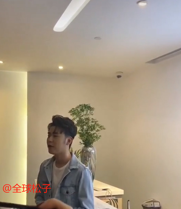 张云雷|张云雷腿脚依旧不利索，走几步后马上扶着助理，让人心疼