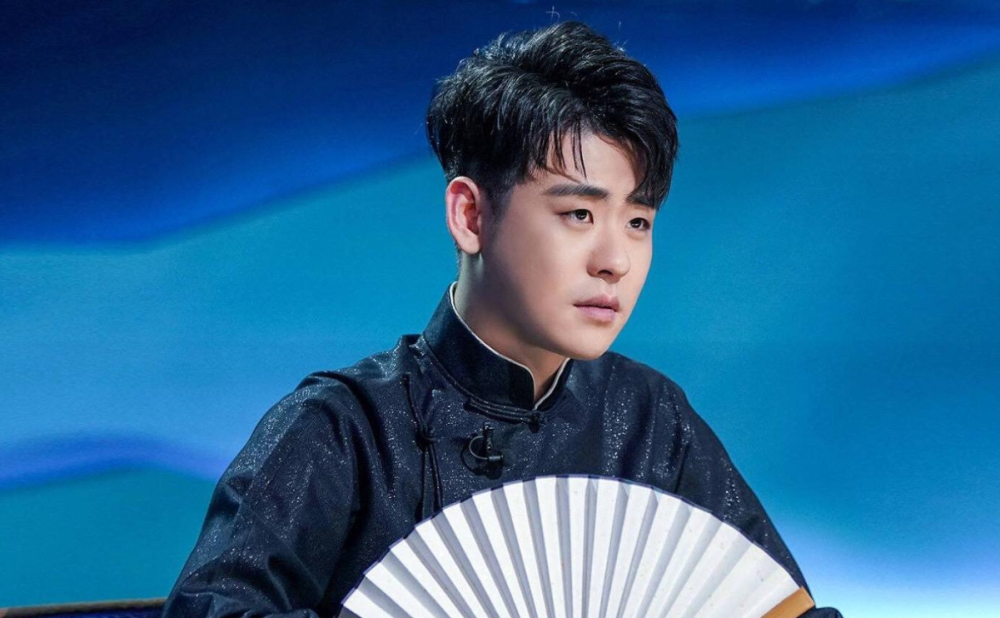 张云雷|张云雷腿脚依旧不利索，走几步后马上扶着助理，让人心疼