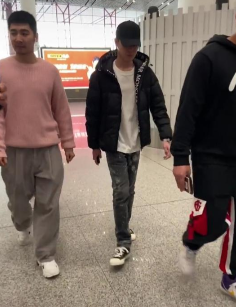 张云雷|张云雷腿脚依旧不利索，走几步后马上扶着助理，让人心疼