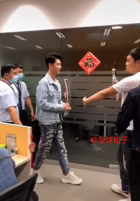 张云雷|张云雷腿脚依旧不利索，走几步后马上扶着助理，让人心疼