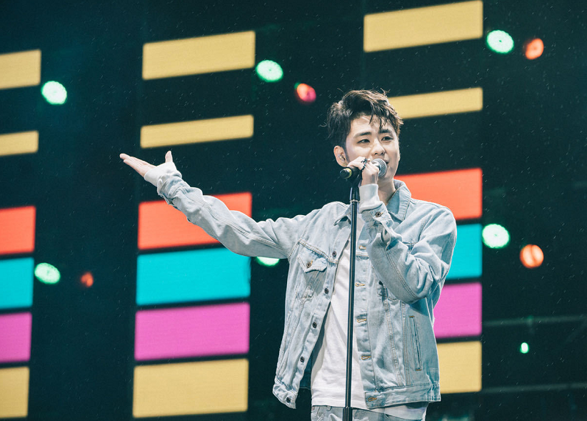 张云雷|张云雷腿脚依旧不利索，走几步后马上扶着助理，让人心疼